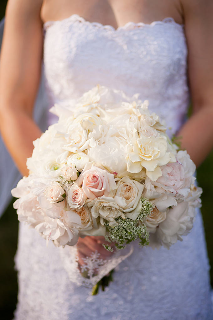 white bouquet | JEN & CHRIS CREED | Glamour & Grace
